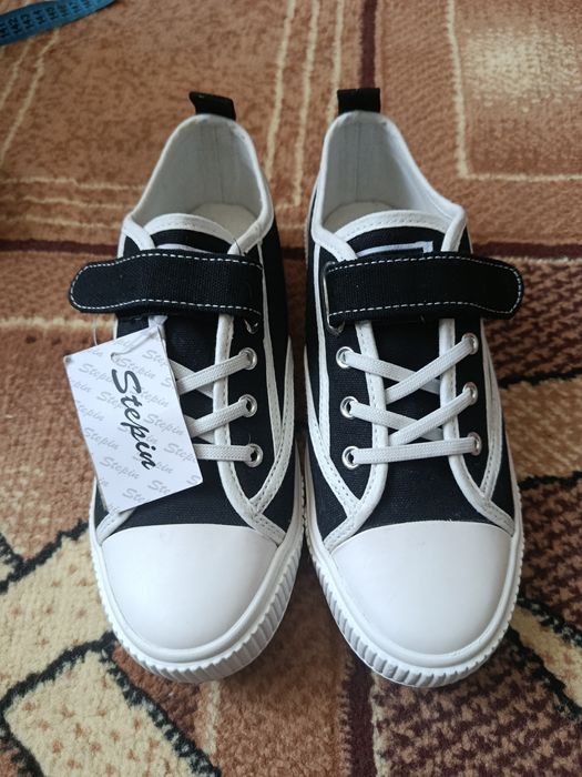 кросівки,унісекс на весну. 39 розмір.нові не вживані