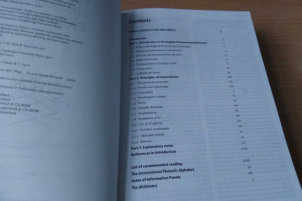 Cambridge English pronouncing dictionary / Daniel Jones