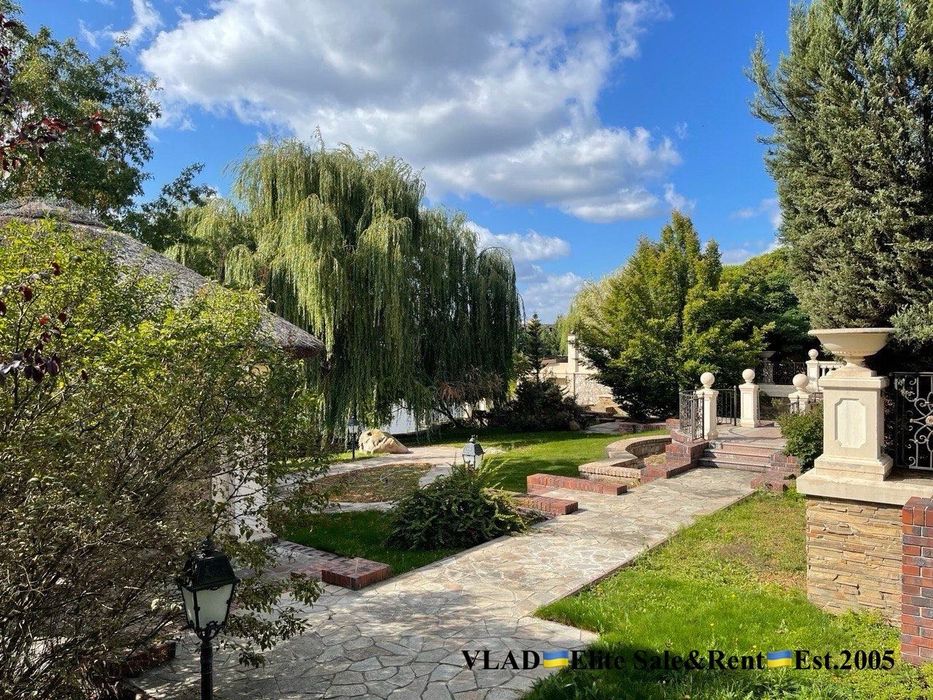 Козин. В.Дамба-2км. КМ. 1200 м2 
Продаж резиденції з виходом на Дніпро
