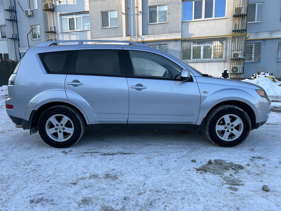 Mitsubishi Outlander XL 2.4 механика 2008г