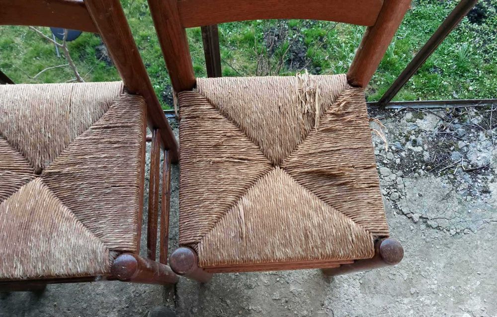 Крісла дуже добротні деревяні