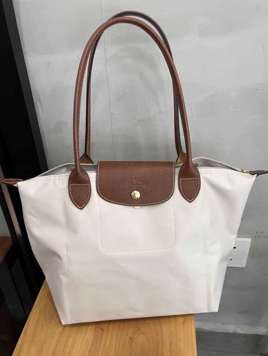 Duża torba na ramię biała Longchamp, uniwersalna i modna