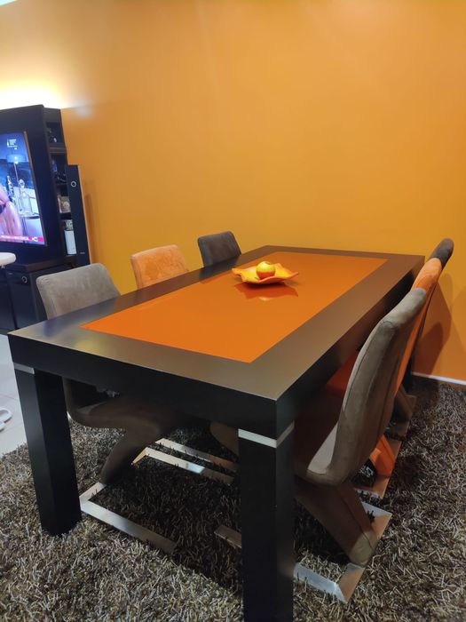 Mesa com tampo de vidro + 6 cadeiras (oferta de tapete e decoraçao)