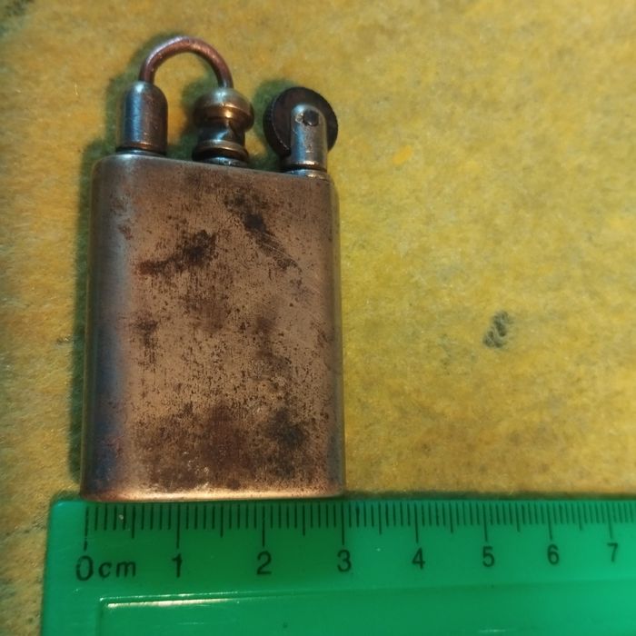 Бензиновая антикварная зажигалка