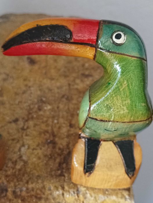 Estatuetas vintage de tucano e papagaio