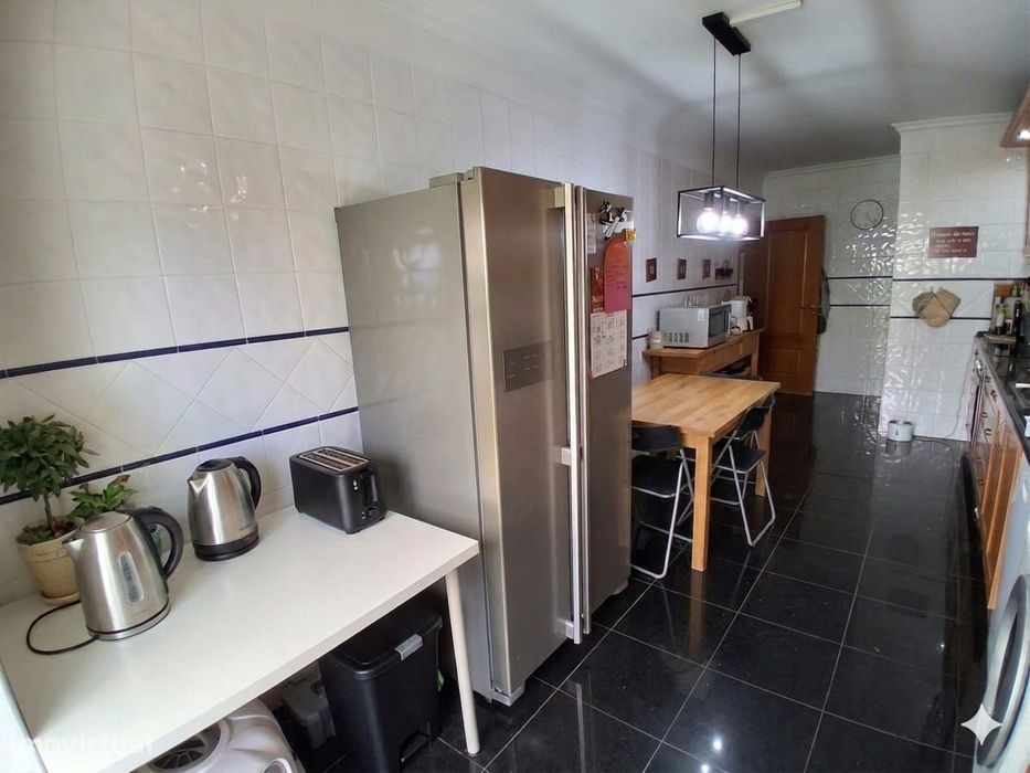 Apartamento T3 com varanda em Carcavelos