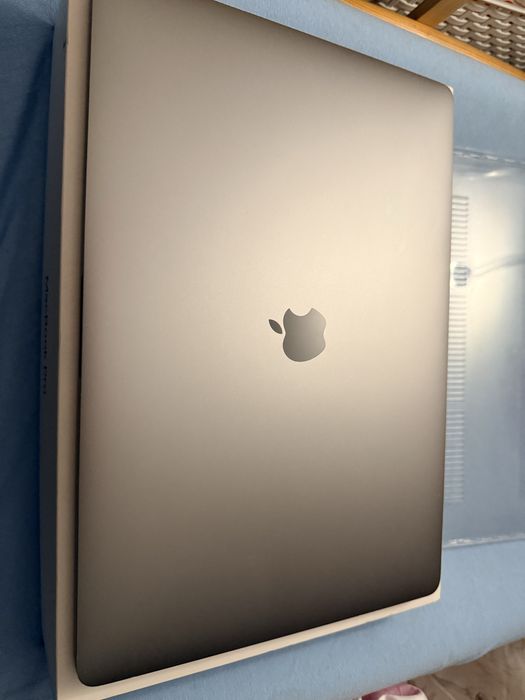 Macbook pro 15” 2018 i7 16Gb 256 R Pro 555x