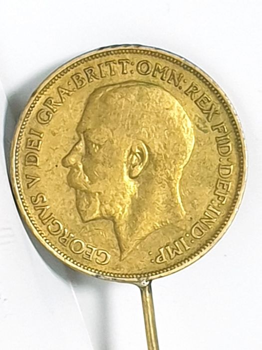 Raro antigo alfinete de chapéu com moeda ONE PENNY 1914