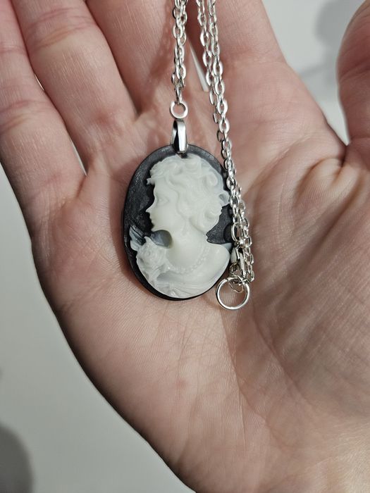 Naszyjnik kamea biala dama vintage retro elegancki