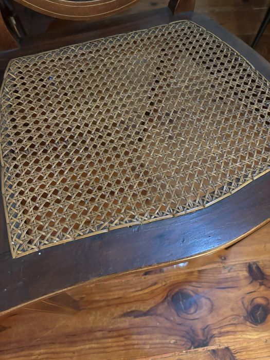 Mesa redonda extensível com cadeiras