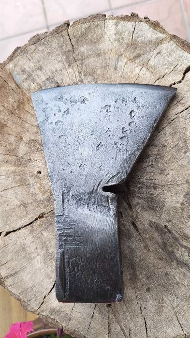 Kuta siekiera z puncą, sygnowana, ciężka, kuta