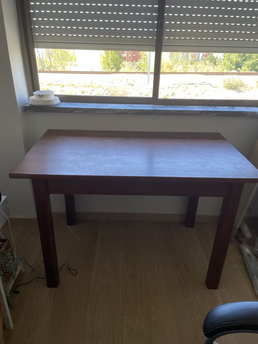 Mesa em madeira maciça