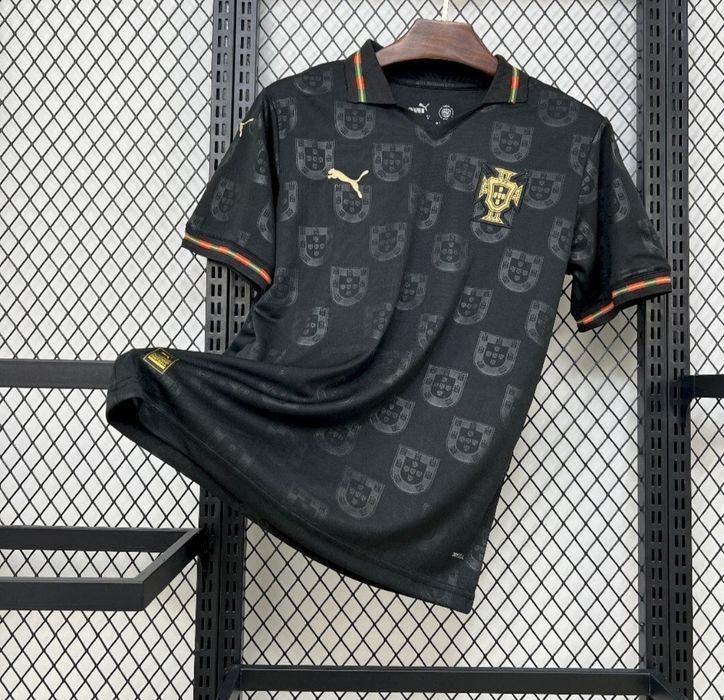 Camisolas de futebol de várias equipas do mundo.