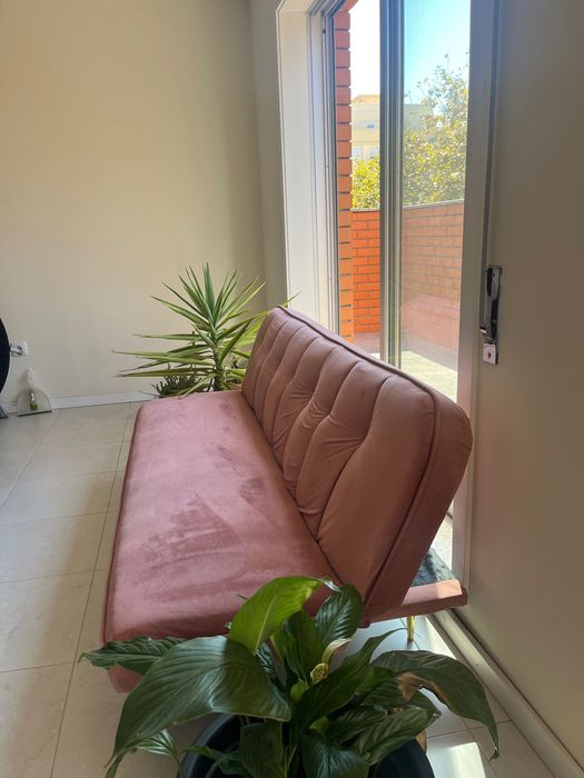 Sofá-cama em veludo rosa, 1.80m – conversível, restaurado