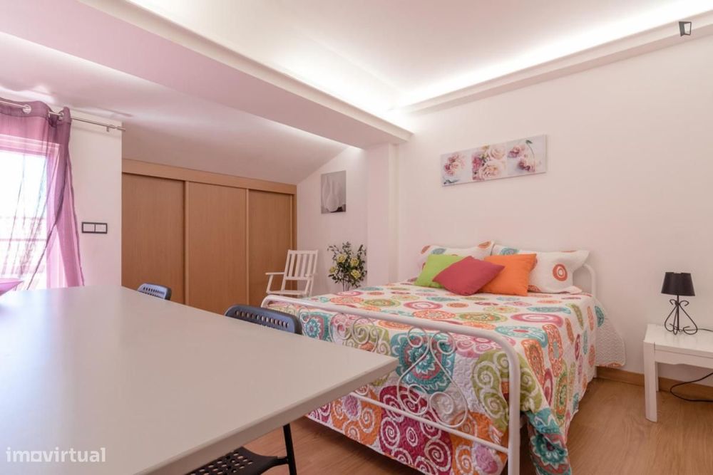 Quarto - localizado em Campolide Lisbon