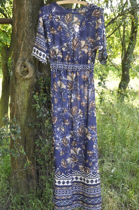 Długa sukienka w granatowe wzory, kopertowa; także dla wysokich kobiet