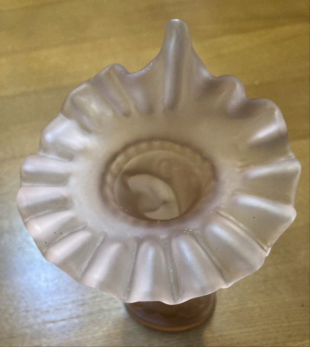 Jarra em vidro opalino em forma de mão cor de rosa