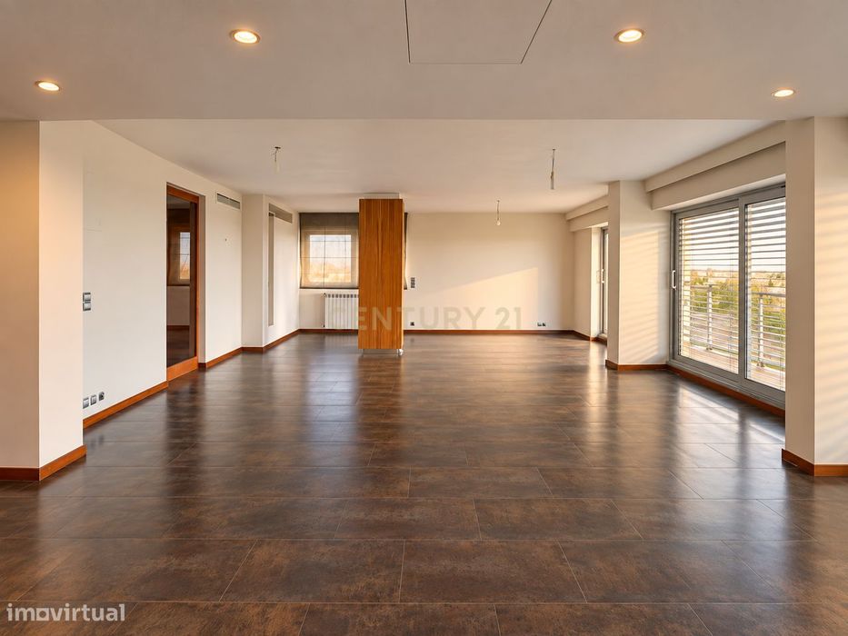 T5+1 Duplex em Linda-a-Velha com 291 m² úteis, 5 estacionamentos e vis