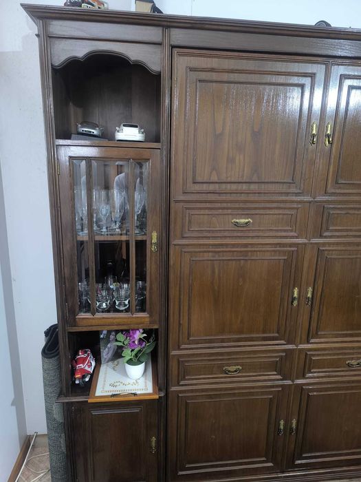 Móvel de sala com cama embutida em madeira maciça – para restauro