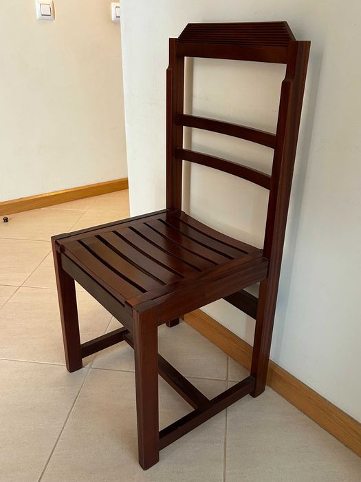 Cadeira em madeira maciça