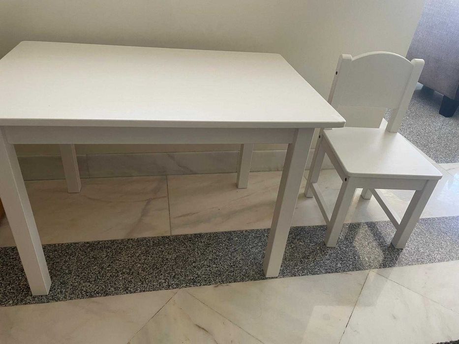 Mesa + cadeira de madeira IKEA – brancas e de excelente qualidade