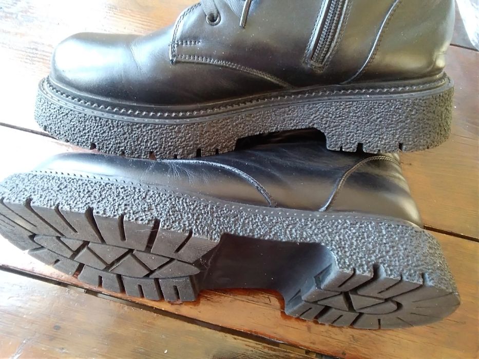 Шкіряне  взуття . Якісне ,гарний стан.
