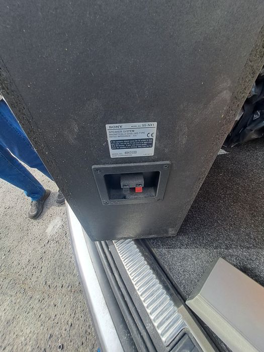 Colunas sony em madeira