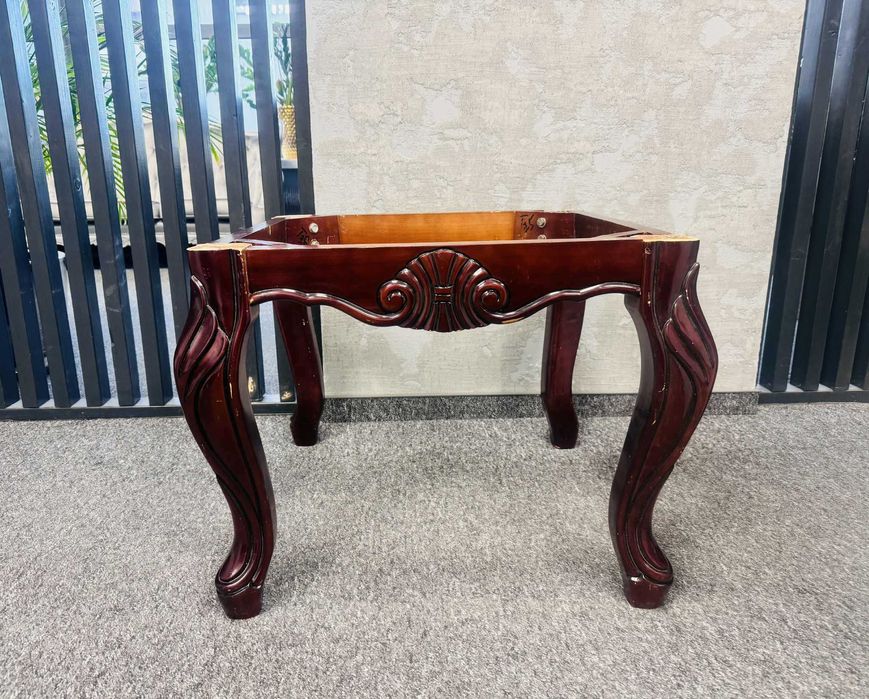 Drewniana rama stolika/pufy w stylu klasycznym