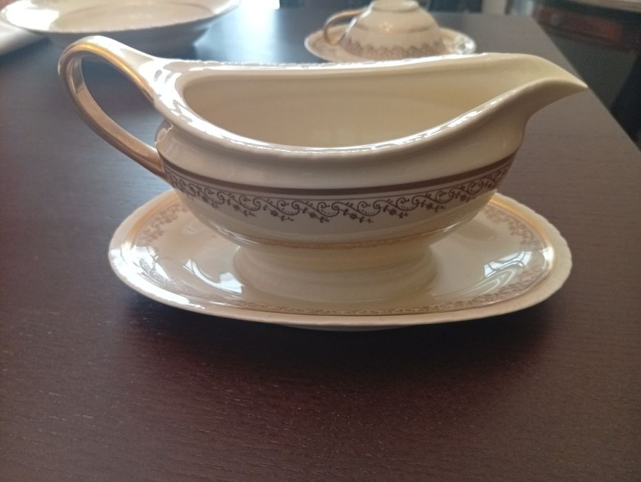 Serviço Vista Alegre completo anos 1950 – porcelana com ouro em relevo