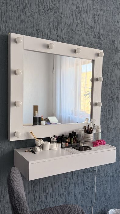 Дзеркало з лампами