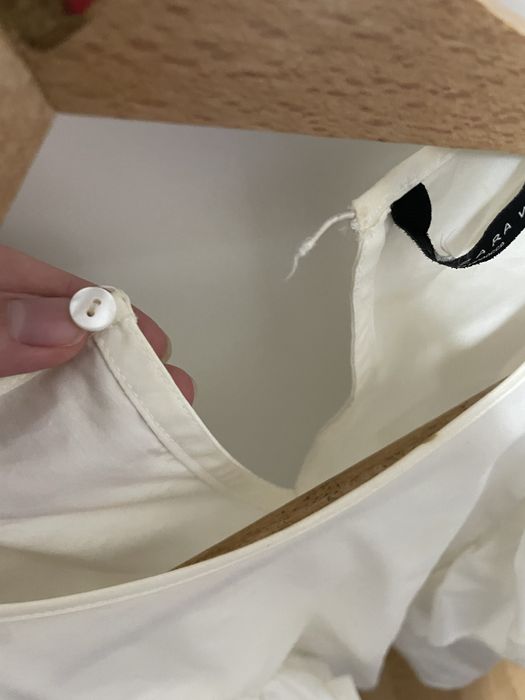 Biała koszula z falbanami