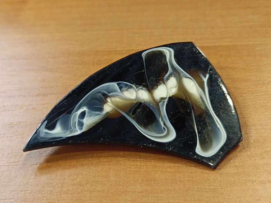 stara duża broszka z czasów PRL