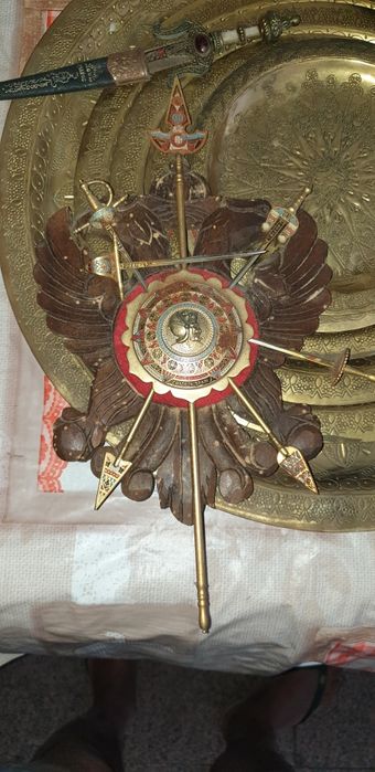 Marroquinaria já muito antiga . Pratos de cobre e facas marroquinas