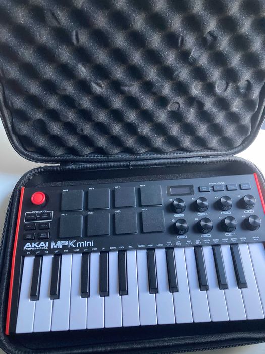 Teclado MIDI - Akai MPK Mini MK3 (com estojo)