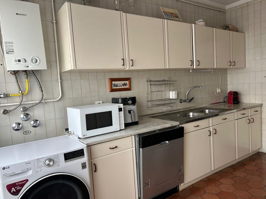 Cozinha branca com pedra marmore