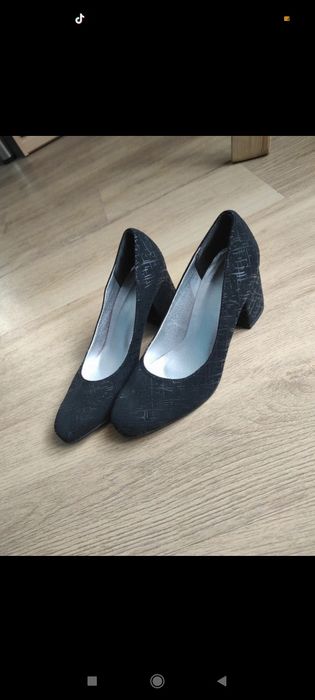 Czarne buty na kwadratowym słupku