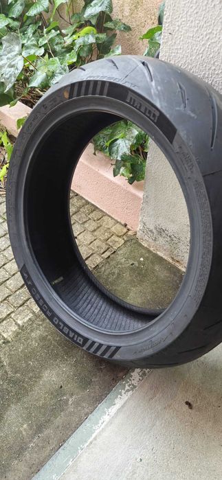 Pneus Pirelli Diablo Rosso 4 (120/55 R17 53W e 180/55 R17 73W)