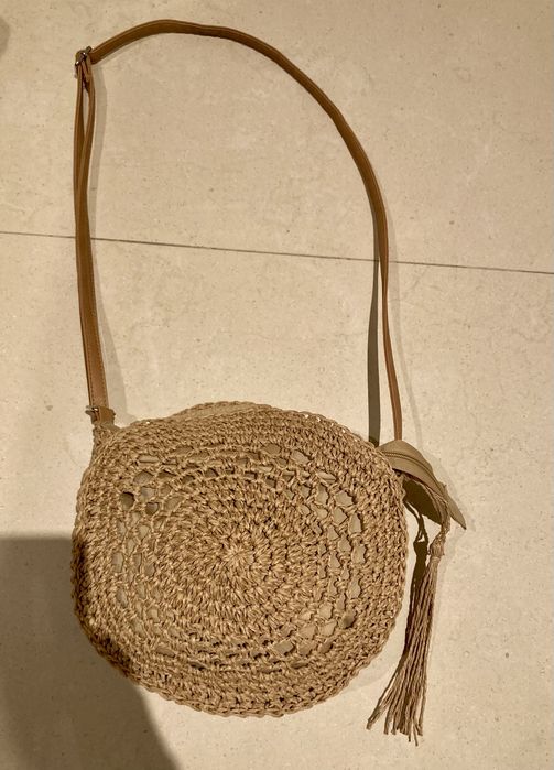 Bolsa redonda de ráfia bege