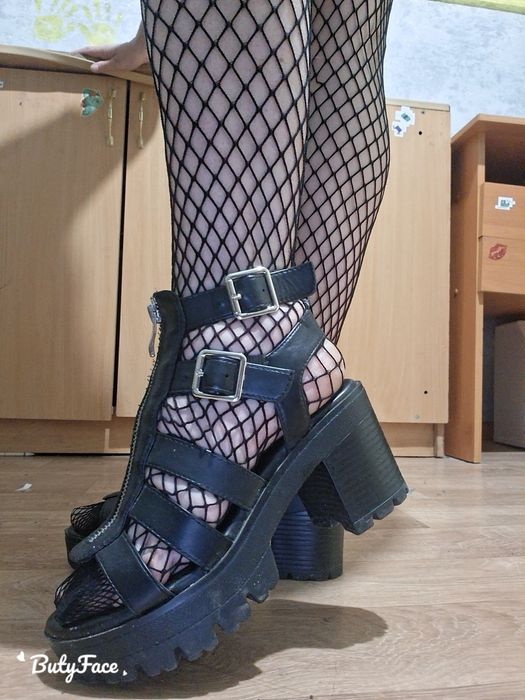 Продам босоніжки.