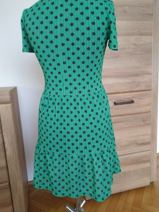 Sukienka Zara na zielonym tle czarne grochy S