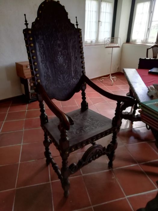 Cadeira em couro trabalhado com tachas verdadeiras