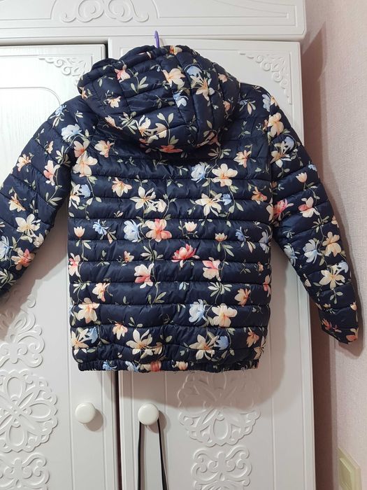 Куртка  на дівчинкуReserved на 140см.