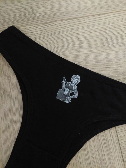 Czarne brazylijskie figi z Marylin Monroe