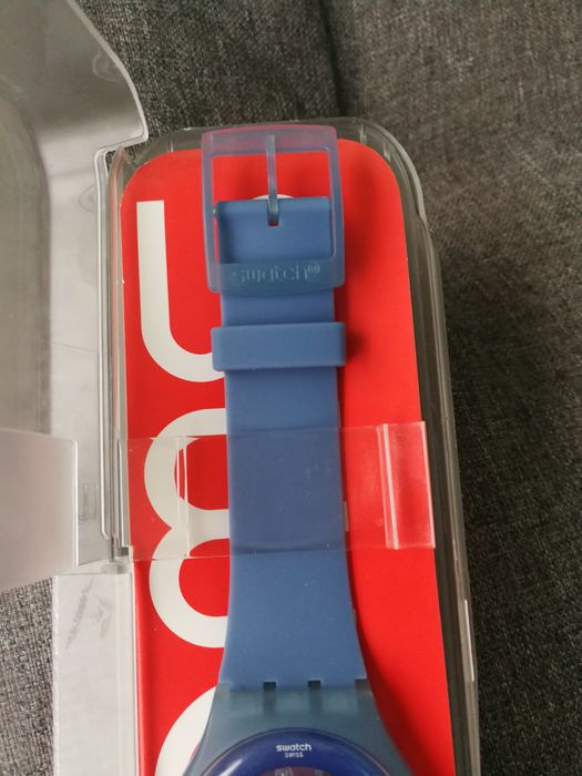 Zegarek Swatch z widocznym mechanizmem