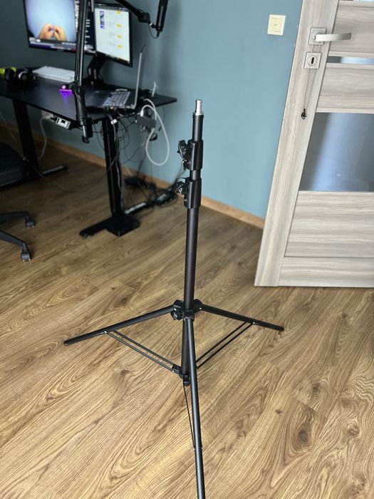 Statyw studyjny fotograficzny około 250 cm wysokosci.