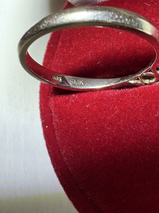 Золота каблучка 585 проби з діамантами 0,16ct  вага 2,20гр