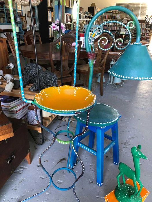 Lavatório muito colorido com bacia. Pintura Manual.