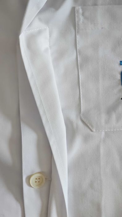 Bata branca com logotipo