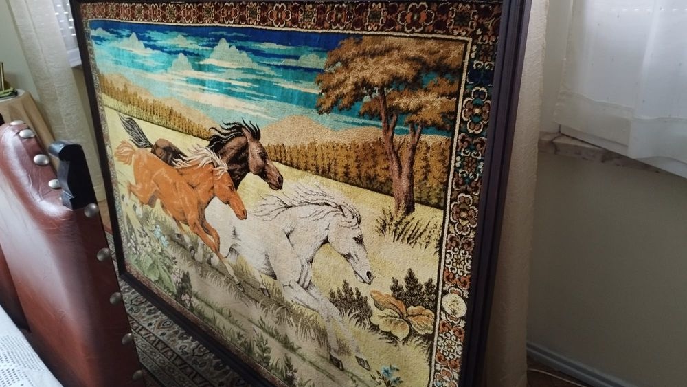 Quadro em madeira com tapete.