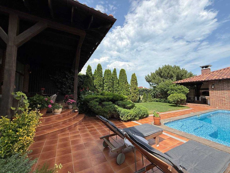 Продам добротный дом в Совиньоне! Красивый участок. Бассейн.